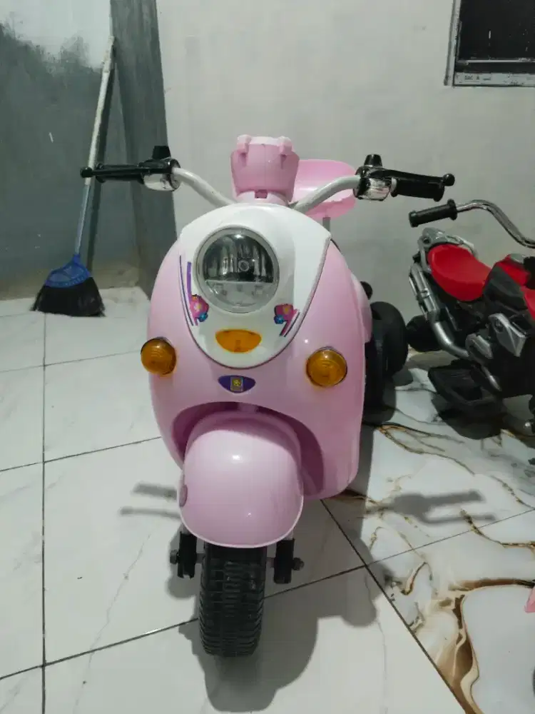 motor vespa aki anak