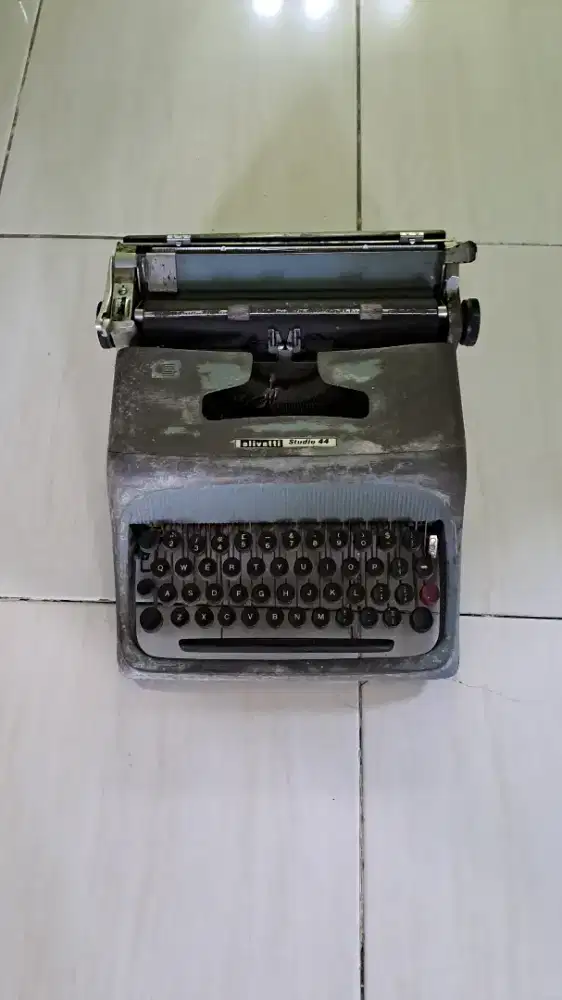 Mesin Tik Olivetti Studio 44