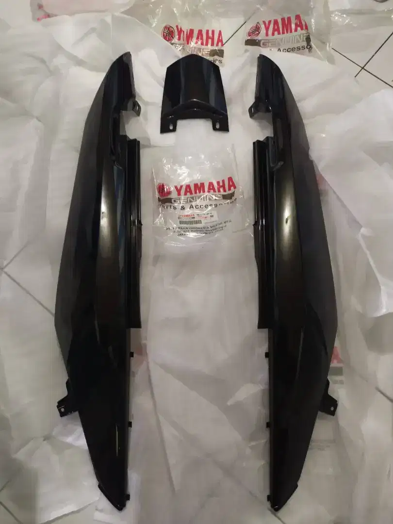 BODY YAMAHA NOUVO Z BELAKANG KANAN KIRI SAMBUNGAN HITAM ORIGINAL BARU