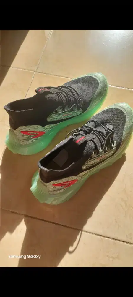 Sepatu olahraga merk Nineten ukuran 42 baru