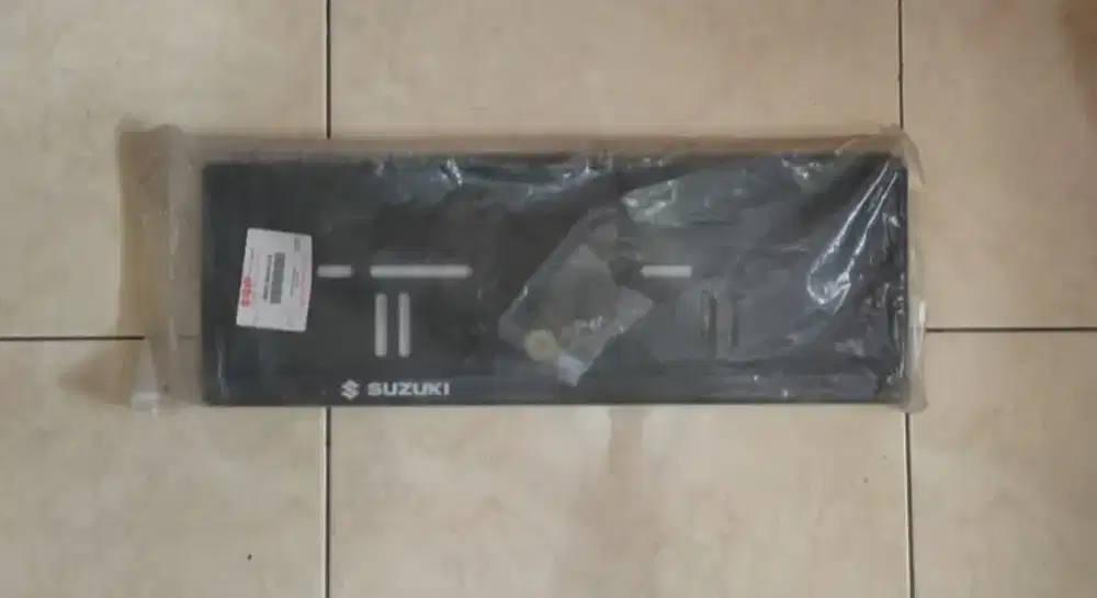 Di jual dudukan plat nomer mobil original suzuki.