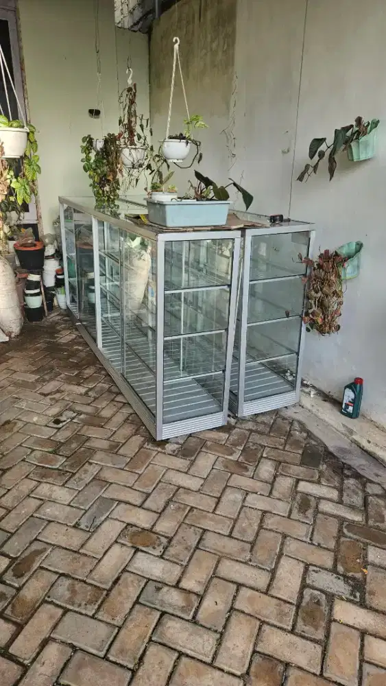 ETALASE KACA KACA