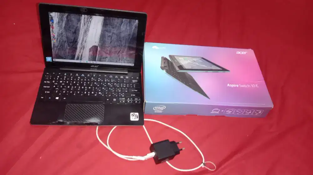 Laptop merek acer, touch screen, warna luar coklat, 10.1 inch.