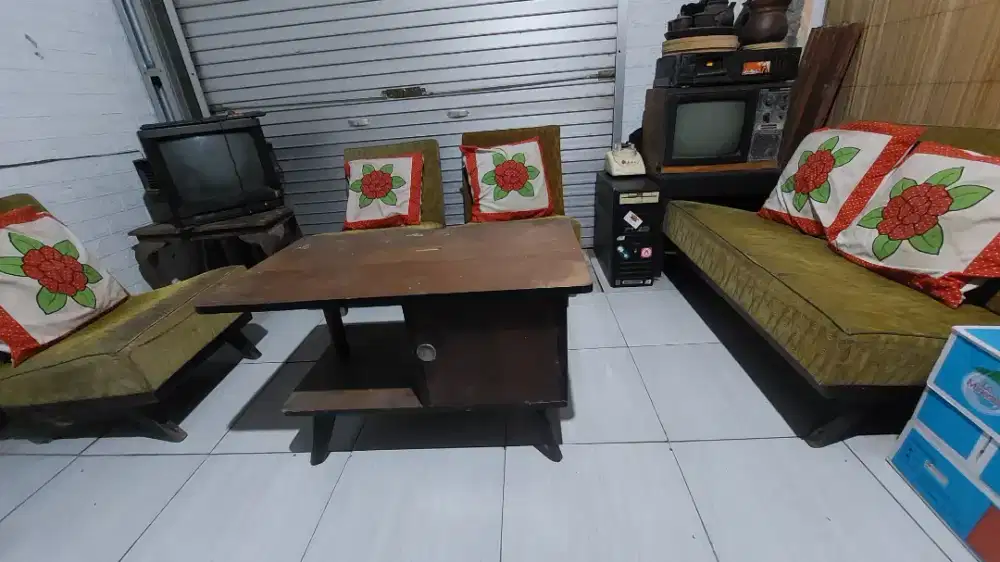 Kursi dan meja jadul