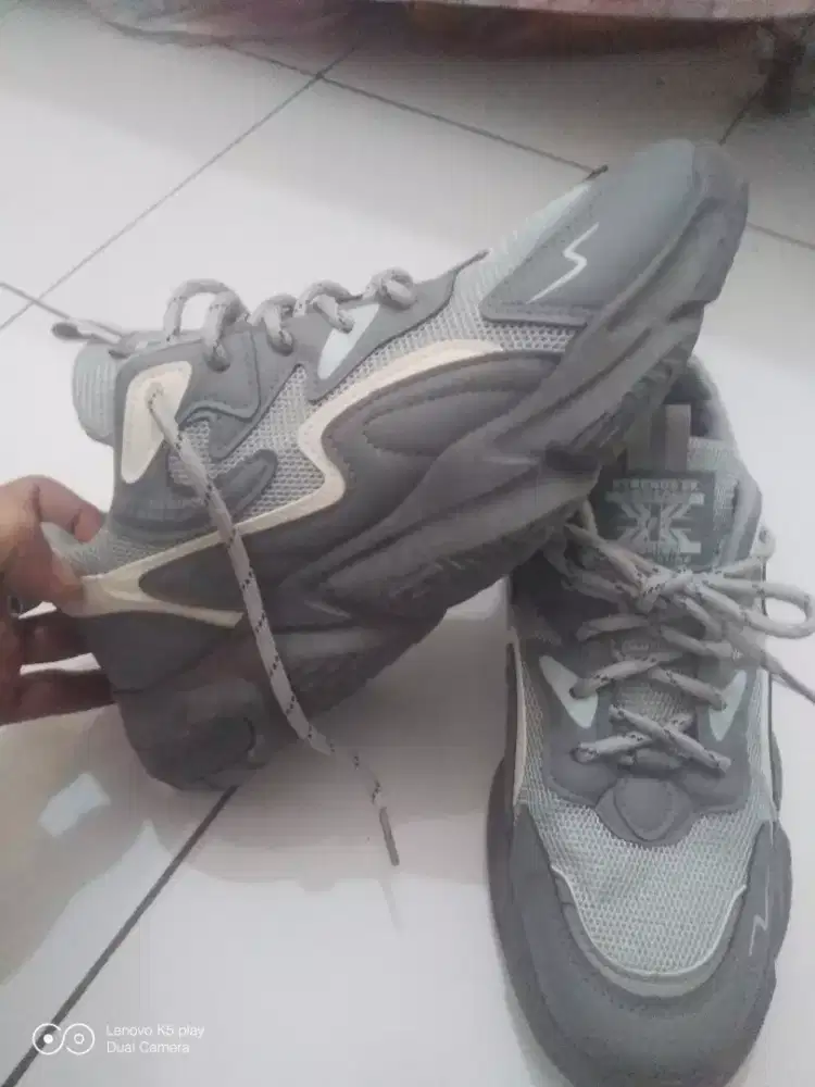 Sneakers/running size 42. No minus, kondisi masih 99% cm dipake 1x.