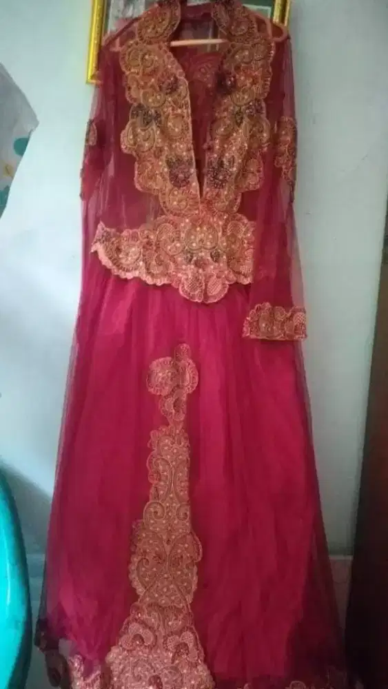 Baju kebaya atau dress brukat