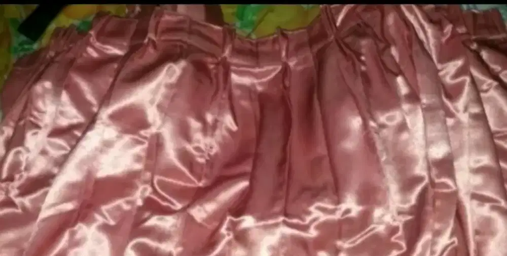 Tirai warna merah pink