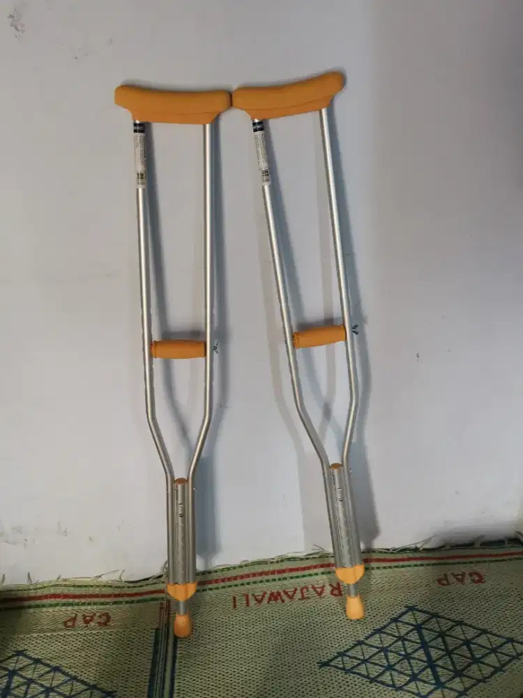 Tongkat bantu jalan baru beberapa kali pakai jual murah