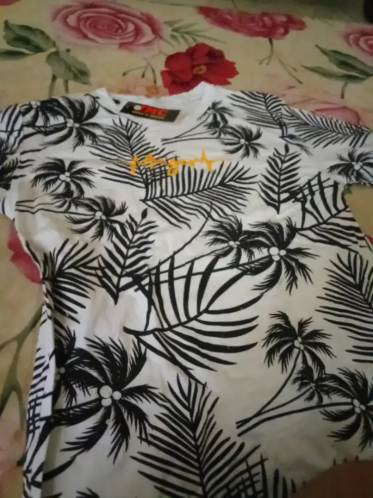 Kaos tanpa kerah putih