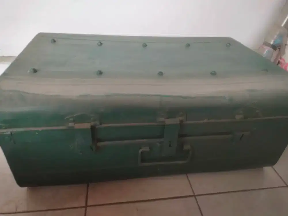 Peti Koper Besi Kuno Vintage