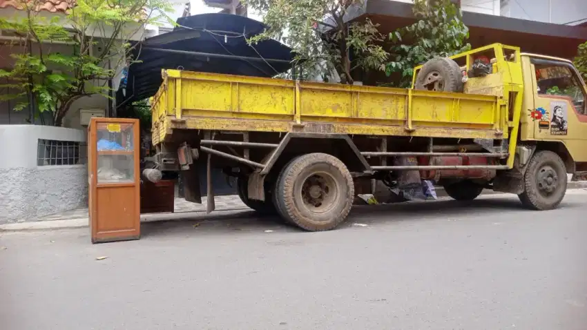 Urugan puing dan buang sampah proyek