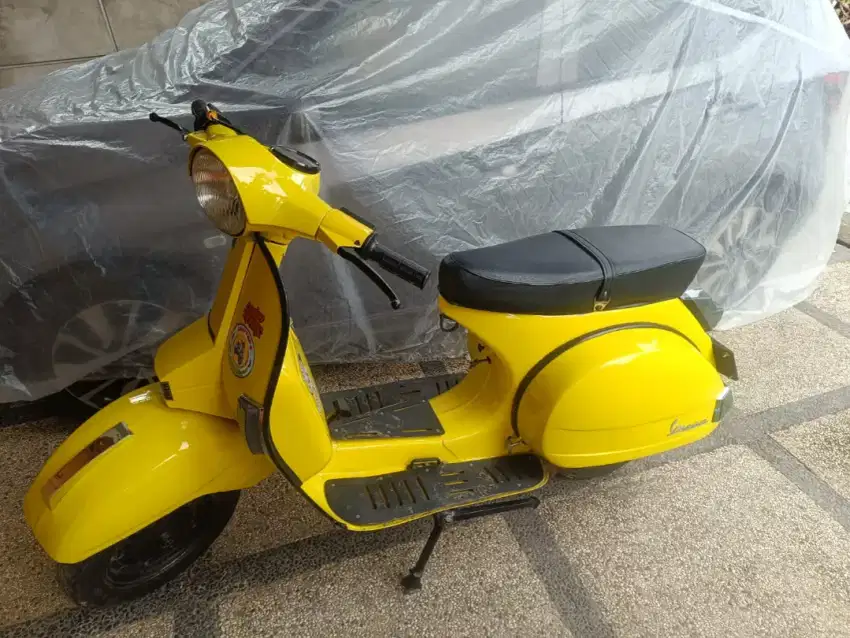 Vespa PX tahun 1982 warna kuning mulus