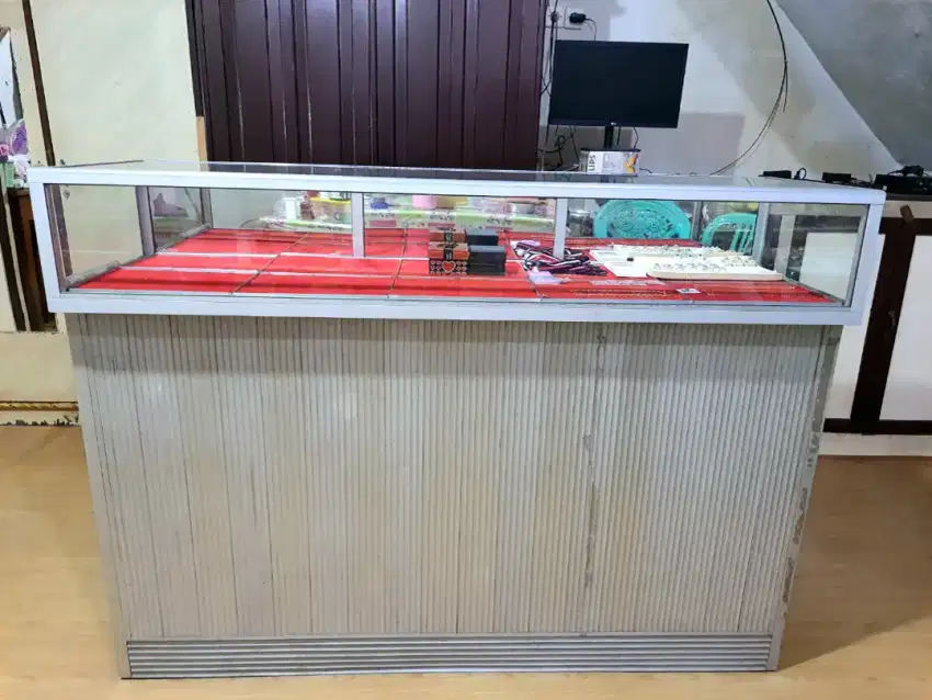 Etalase Emas etalase pajangan barang
