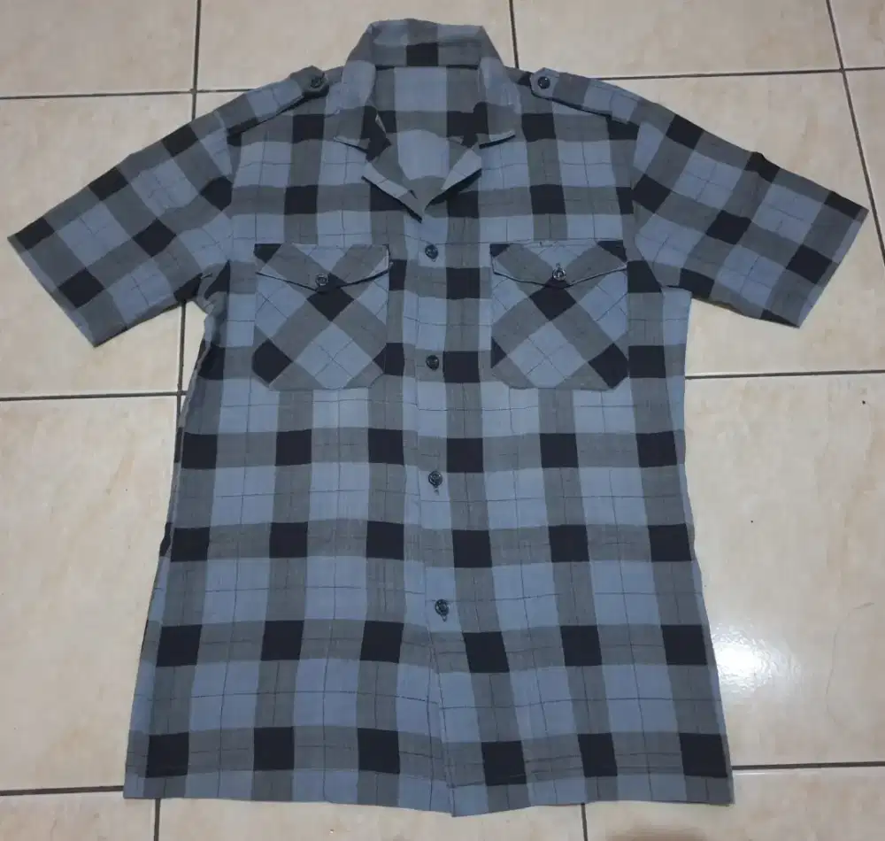 Kemeja pendek kotak vitge