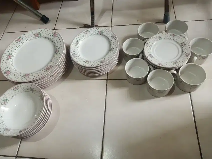 Dijual set perlengkapan makan