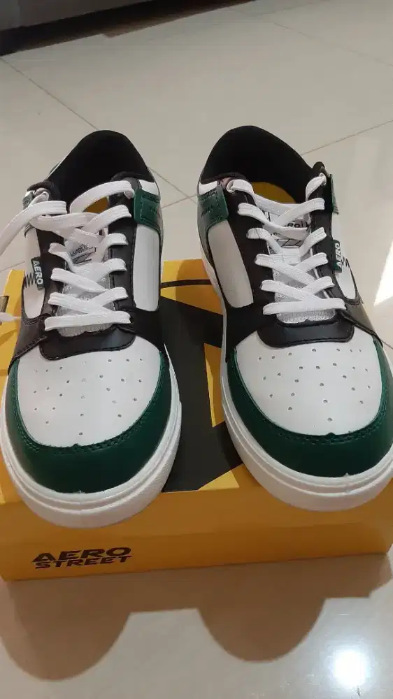 Sepatu aerostreets hijau putih uk 42 sneakers