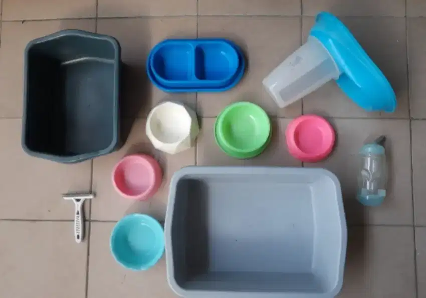 Bak pasir dan tempat makan tempat minum