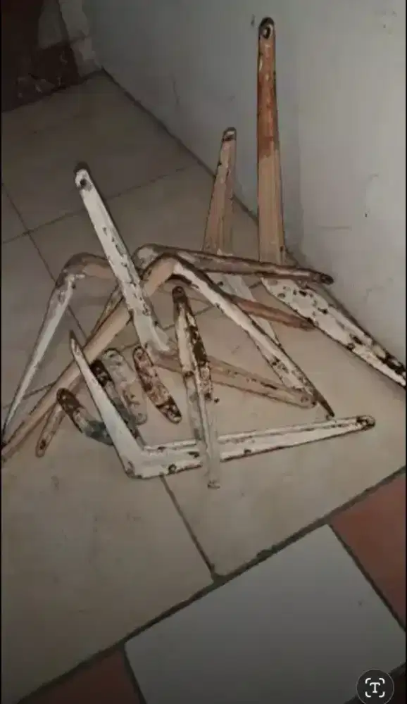 Siku Penahan dari Besi