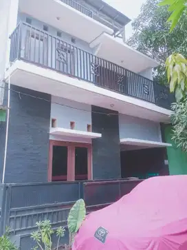 Dijual murah rumah luas di perum kencana permai sumarecon, Bekasi Kota