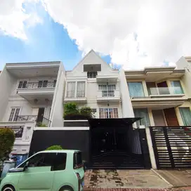 DIJUAL Rumah FURNISH 4lt Manyar Permai PIK sudah SHM uk 8x25 hrg 7.9M