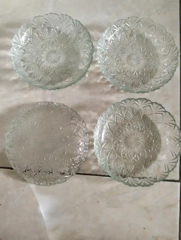 Piring kecil kaca