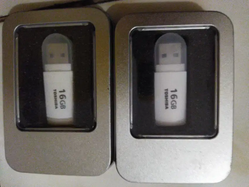 Flashdisk Toshiba 16 GB masih lengkap dalam kotak besi