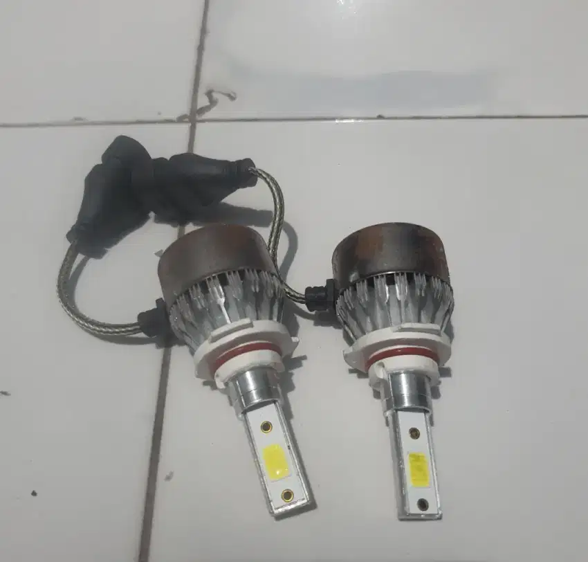 Lampu depan mobil merk C6 sepasang.