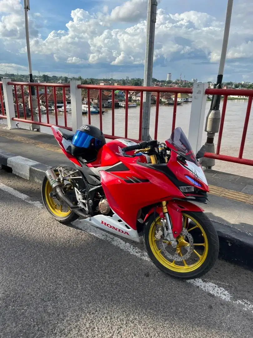 Di jual motor Cbr 150R lengkap