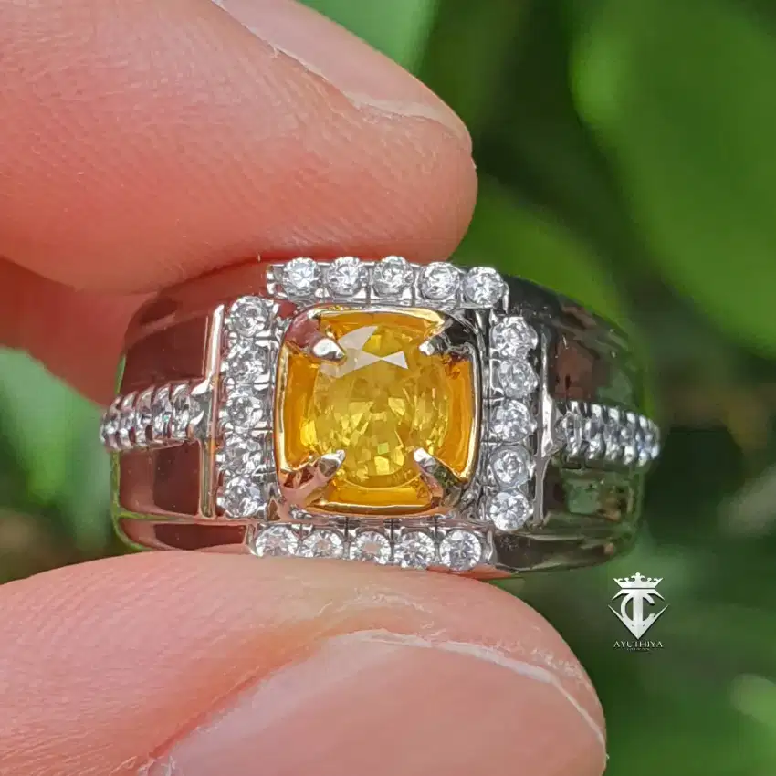 Batu Permata Natural Canary Yellow Sapphire Tanzania 0.97 Ct IGC Memo