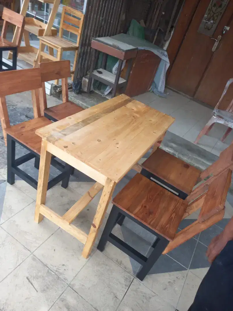 1 set Meja Kursi Makan, Set Meja Kursi Sandaran, Satu Set Meja Kursi