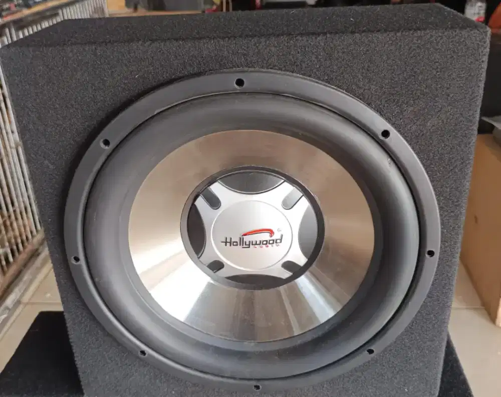 Subwoofer Mobil 12, merk Hollywood Audio, 400watt + box nya, di dps