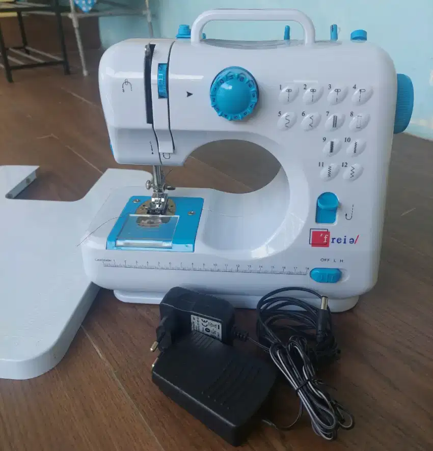 Preloved Mesin Jahit Portable Mini 12 Pola Jahitan Nego