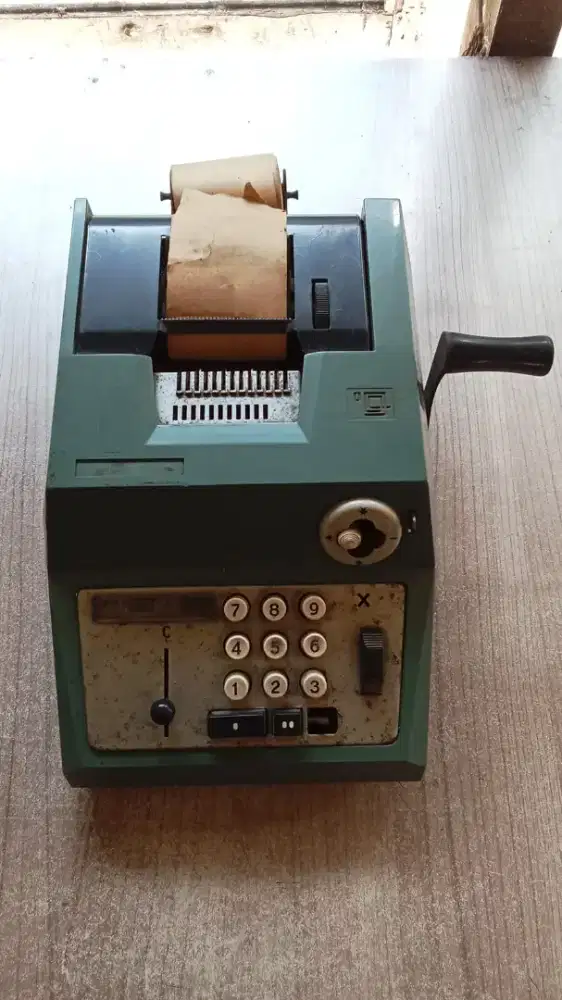 Mesin hitung manual jadul
