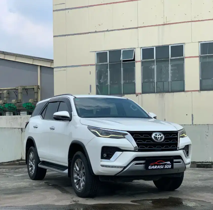 Toyota Fortuner 2.4 VRZ 4x2 AT Warna Putih Tahun 2022