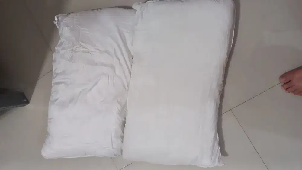 Bantal Comforta dan Bantal tanpa merk