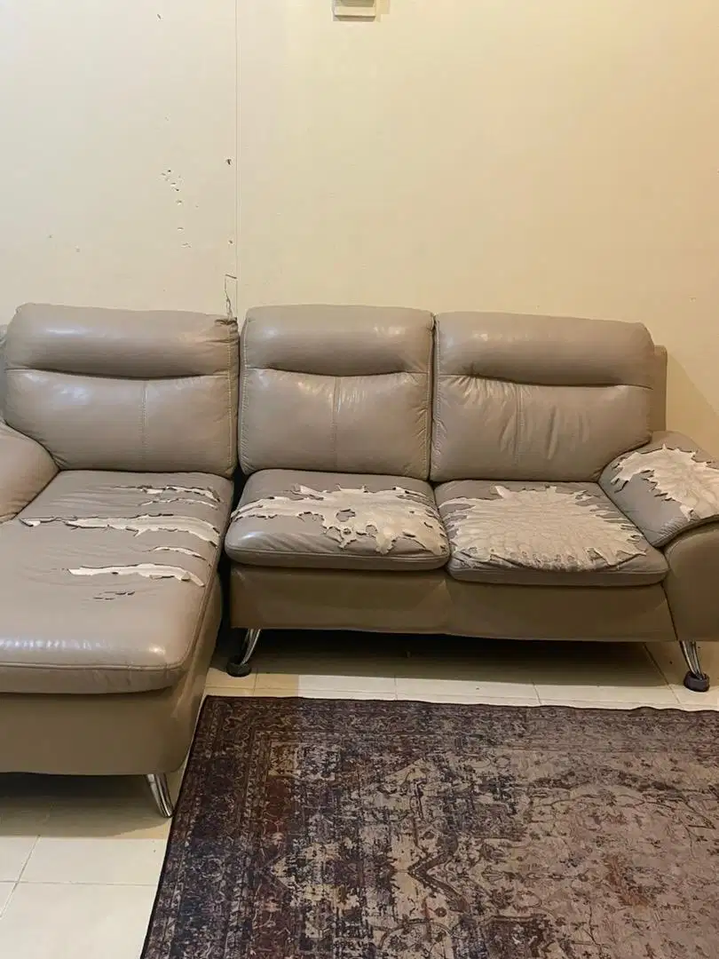 Sofa dari toko courts kondisinya masih bagus tapi kulitnya sudah retak