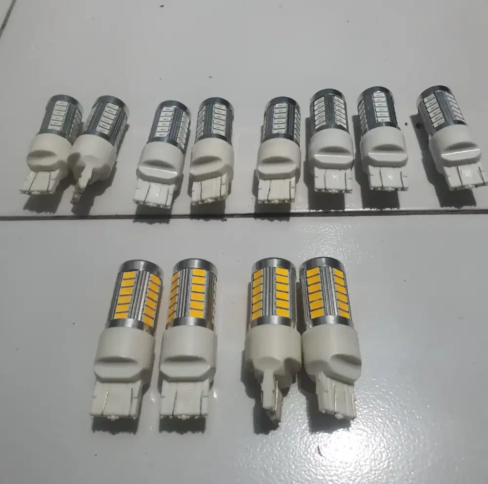 Lampu LED T20 7443 33 titik SMD.