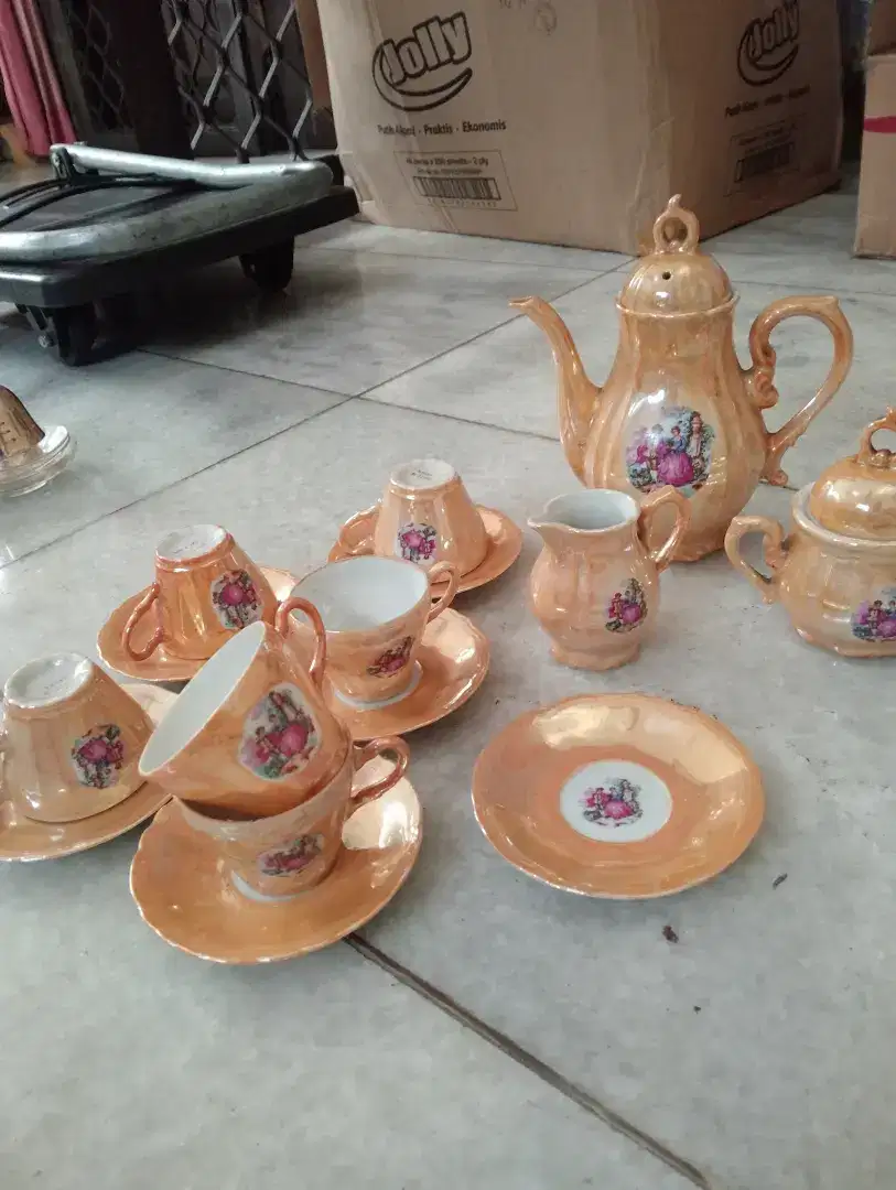 tea set  (perlengkapan minum teh)