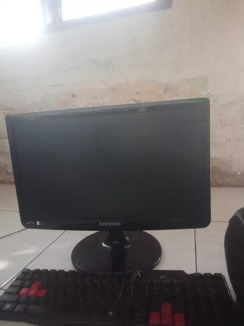 Satu unit monitor computer merek samsung 20 inchi