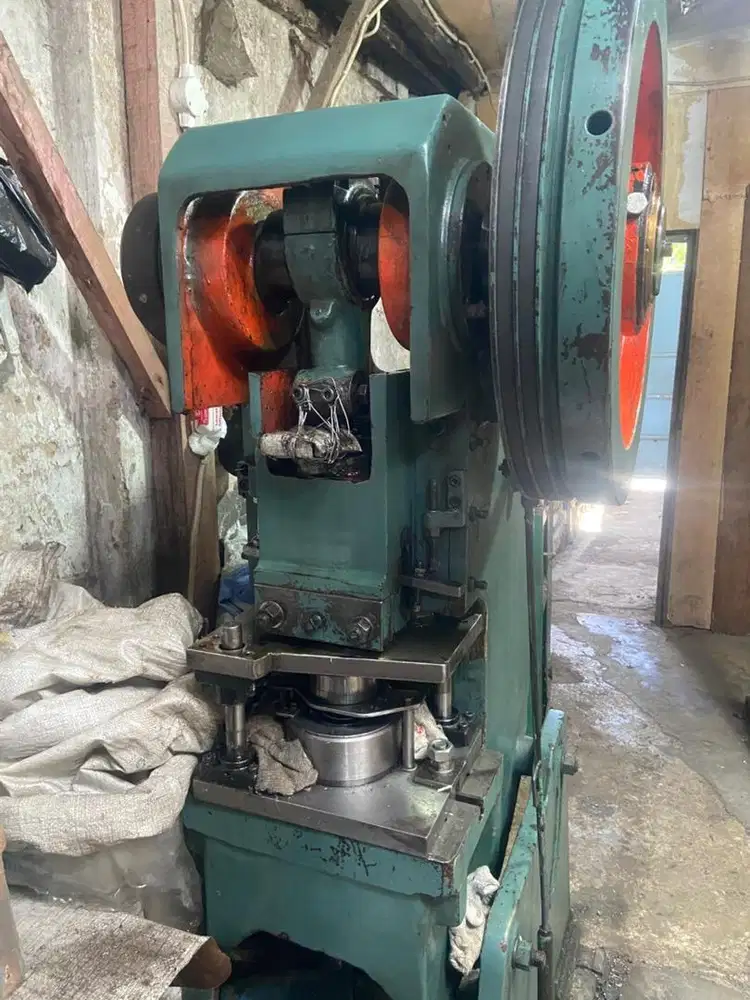 Lowongan Kerja - Operator Mesin