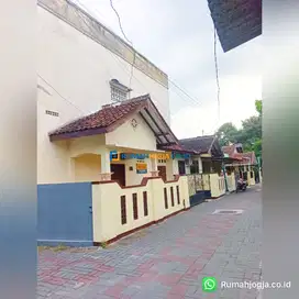rumah induk dan kost lokasi wahid hasim seturan barat UPN