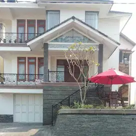Rumah di Komp Villa Istana Bunga Bandung Barat, 3 Lantai Furnished
