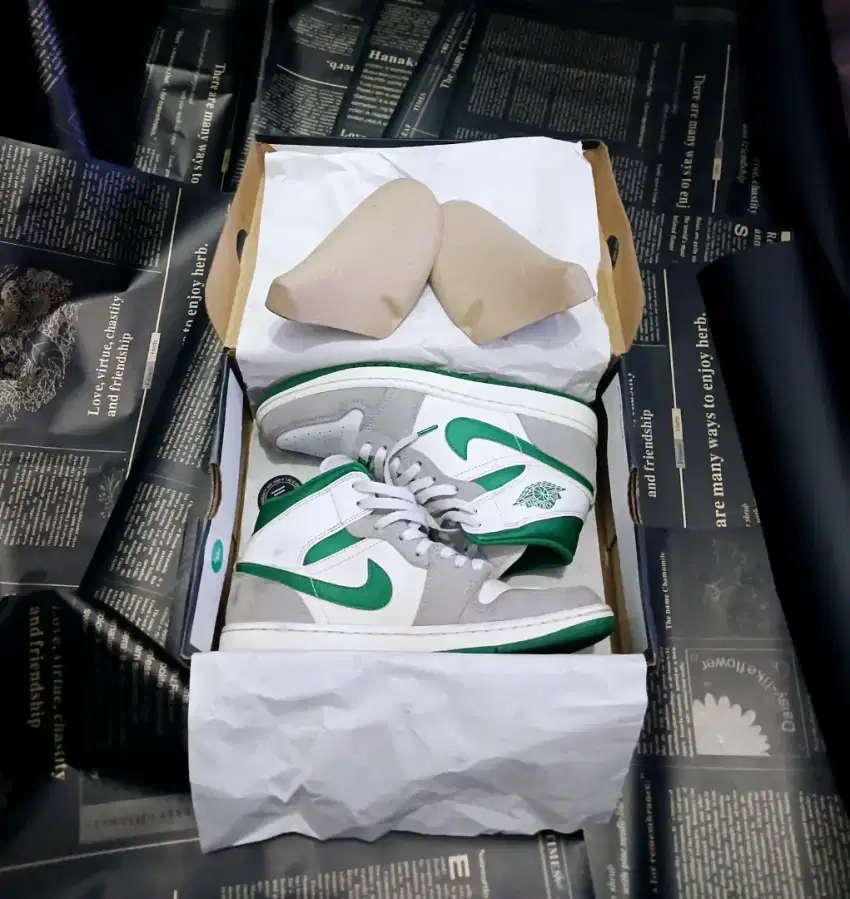 Sepatu Air Jordan 1 Mid SE (Original)
