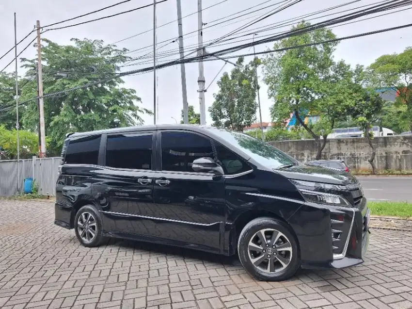 [OLX Mobbi] Toyota Voxy Hitam 2.0 Bensin-AT 2018 SZV