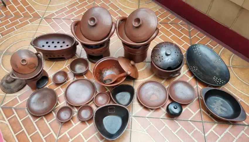 Gerabah perangkat sajian makanan