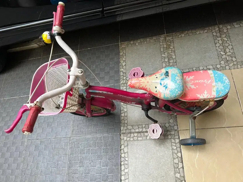 Sepeda roda empat anak