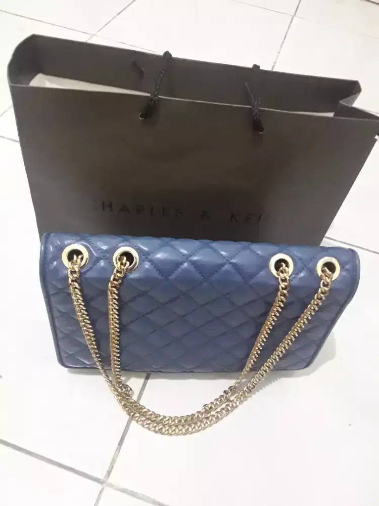 Preloved Tas Charles and Keith biru