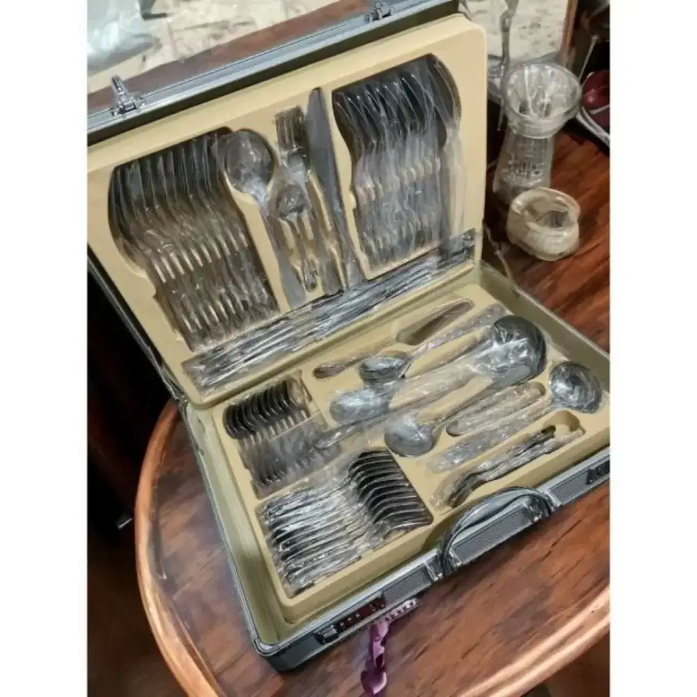 Alat makan satu set lengkap