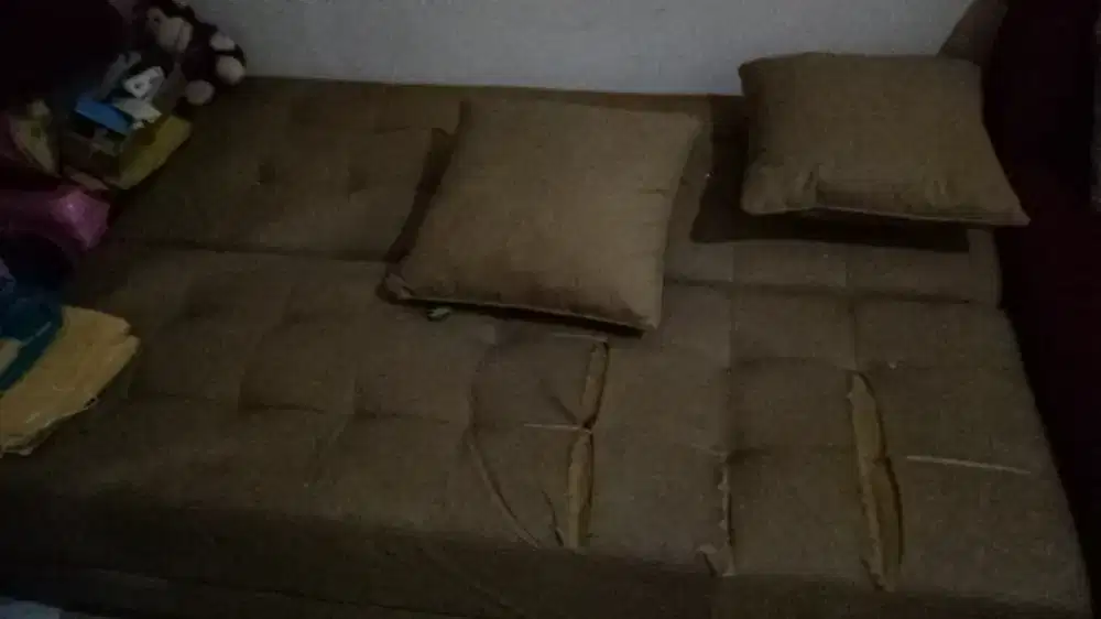 Sofa lipat warna cream kondisi apa adanya