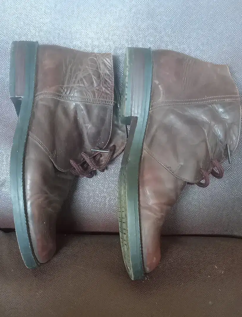 Sepatu boot kulit ukuran 40